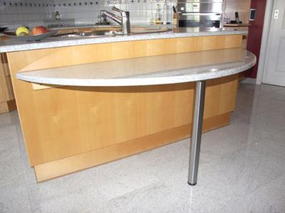 Halbrunde Granit-Tischplatte mit Edelstahl-Stützfüß 